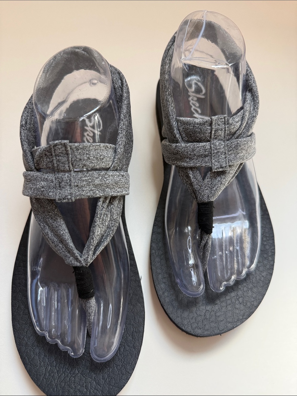 Skechers Yoga Foam Thong Sandal Gray Knit Strap Black Sole Womens Size 8 Comfort